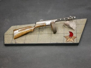48097 - Die glorreiche Rote Armee. Denkmal mit Miniatur-Kalaschnikow - Bild 1 von 5