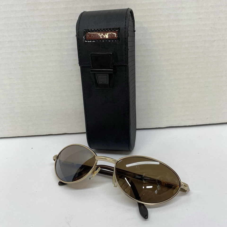 Gafas de sol Foster Grant para hombre con forma ovalada con estuche marrón Foto 1 de 4