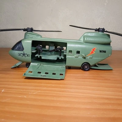 Micro Machines Military Battle Zones Assault Copter 1996 1995 Chinook with Guns - Image 1 of 4