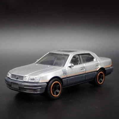 Modello Auto Diecast Collezionabile In Scala 1/64 LEXUS LS 400 1992-1994 Argento - Immagine 1 di 4