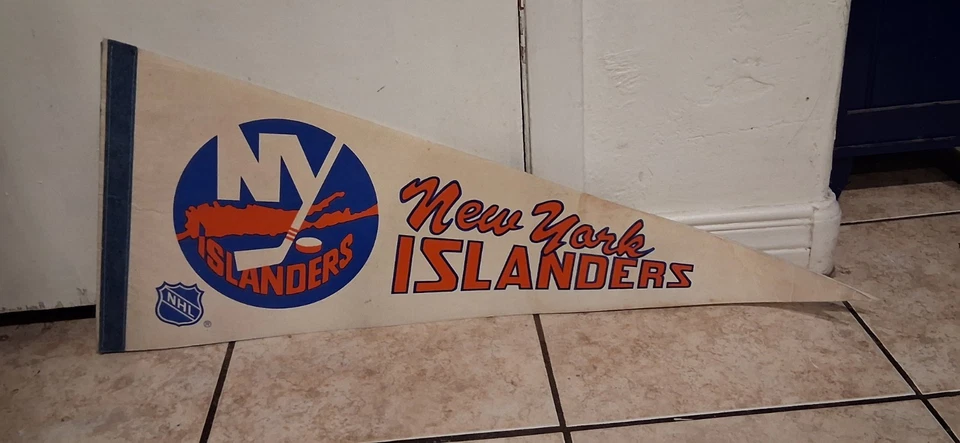 NEW YORK ISLANDERS NHL HOCKEY OFFICIALLY LICENSED PENNANT - Image 1 of 1