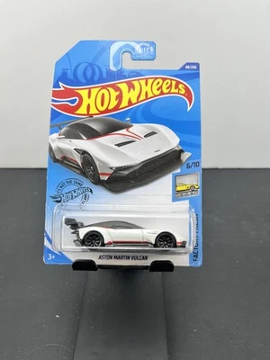 Aston Martin Vulcan 2020 Mainline nuevo de fábrica blanco #88 Hot Wheels Foto 1 de 4
