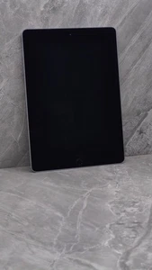Apple iPad 6th Gen 128GB, Wi-Fi, 9.7 in - Space Grey - Bild 1 von 6