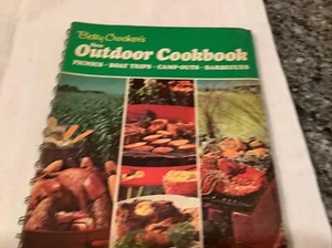 Betty Crocker's New Outdoor Cookbook Picnics Camping Barbecue Boating 1967 MCM - Imagen 1 de 6