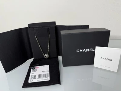 Auténtico Chanel 22A Logo Clásico Redondo Plata y Cristal Collar con Caja + Etiqueta Foto 1 de 4