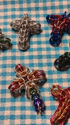 Colgante Cruz Esmalte Cadena Hecho a Mano Foto 1 de 3