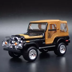 1944-1986 JEEP CJ5 RENEGADE SCALA 1/64 MODELLINO AUTO PRESSOFUSO DA COLLEZIONE - Foto 1 di 8