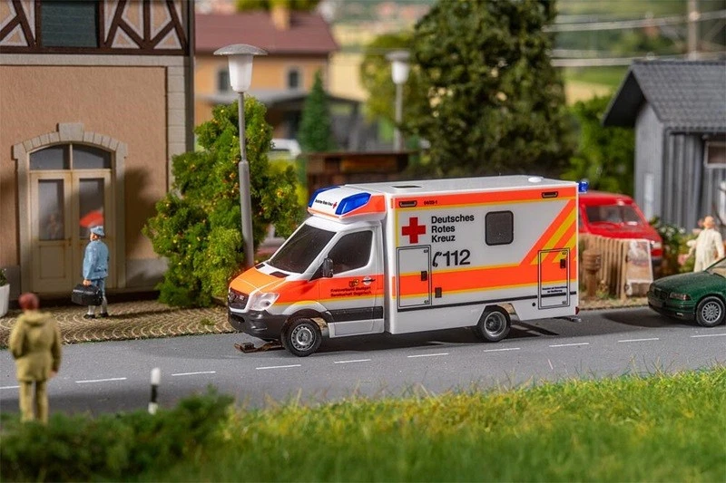 Faller 161445 - H0 - Sistema Di Auto - MB Sprinter Ambulanza DRK (HERPA) - Nuovo - Immagine 1 di 1
