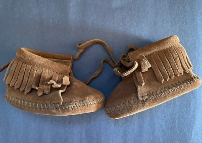 NEW Minnetonka Infant Size 2  Fringe Bootie Moccasins With Tie Closure - Image 1 of 4