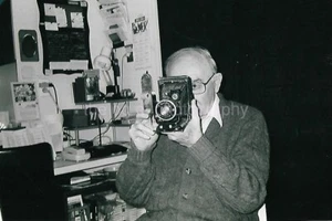 CAMERA MAN Vintage FOUND PHOTOGRAPH Black And White Snapshot ORIGINAL 53 41 A - Picture 1 of 1