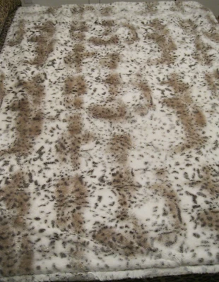 NICOLE MILLER ARTELIER TIRO DE PIEL SINTÉTICA 50" X 60" ESPALDA LISA LAVABLE A MÁQUINA Foto 1 de 4