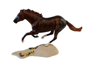 Breyer Reeves Rennpferd braun/burgund mit Ständer - Bild 1 von 7