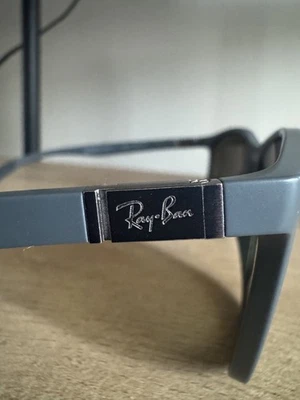 Marco cuadrado gris mate Ray-Ban Chromance y lentes polarizadas espejo plateado Foto 1 de 3