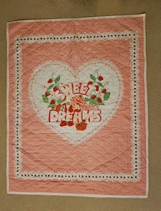 Vintage Strawberry Shortcake "Sweet Dreams" Handarbeit Quilt Überwurf 42 x 34 Zoll - Bild 1 von 4