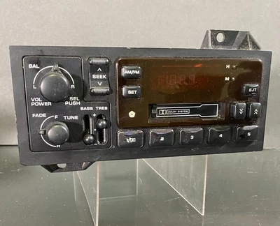Receptor estéreo de radio reproductor de casete AM/FM Dodge Chrysler Ram MR193970 Foto 1 de 4