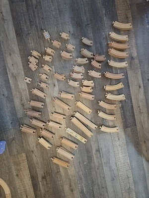 Lote enorme de trem de madeira compatível com Thomas The Train e Brio em excelente estado usado  - Imagem 1 de 4