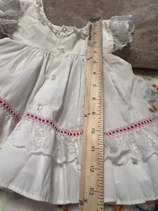 Vintage 70er/80er Bryan Kleid weiß rot 18 Monate Rüschen Spitze Knopfleiste hinten gebraucht, in einwandfreiem Zustand Baumwolle - Bild 1 von 10