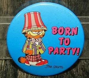 Garfield Born to Party 1978 Jim Davis botón pinback United Feature Syndicate - Imagen 1 de 4