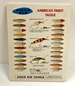 Antiguo señuelo de pesca Cisco para niños gráfico en anuncio impreso en madera hombre cueva - Imagen 1 de 2