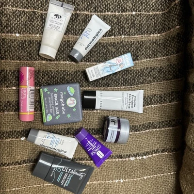 Muestras para el cuidado de la piel y un bálsamo labial orgánico Foto 1 de 4