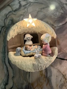 HALLMARK KEEPSAKE 1994 AWAY IN A MANGER LIGHTED MAGIC CHRISTMAS ORNAMENT - Picture 1 of 10
