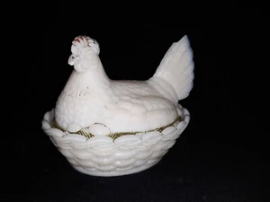 Portieux-Huhn auf Korb aus Messe-Opal-13 cm.weiß mit polychro Spuren - Bild 1 von 10