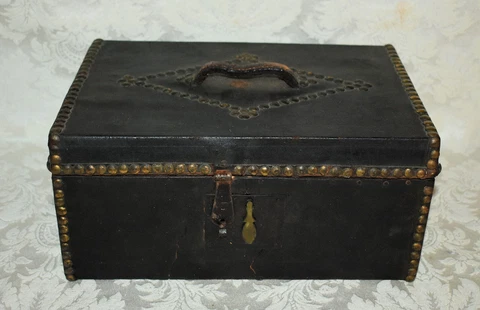 R18. HORACE & RICE, HARNESS & TRUNK MFG, BOSTON, MA. SMALL BLACK LEATHER TRUNK Cover