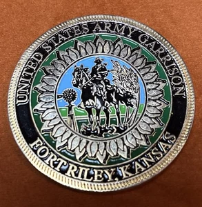CHALLENGE COIN UNITED STATES ARMY GARRISON Fort Riley, Kansas - Picture 1 of 2