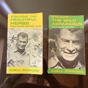 Two Euell Gibbons Field Guides STALKING THE WILD ASPARAGUS And HEALTHFUL HERBS - Foto 1 di 12