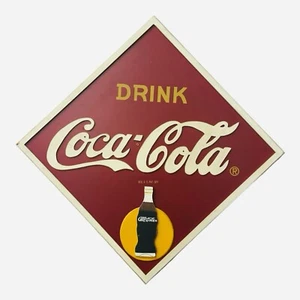 Insegna Espositore Bevanda Coca-Cola 18” Quadrata Legno Diamante Punto Giallo Sole Bottiglia Coca Cola - Foto 1 di 12