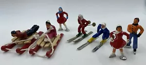 Vintage Barclays Manoil Figuren 7 Stück auf Schlittschuhen, Skifahrer auf Schlitten 40’er Bleimetall - Bild 1 von 13