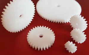 24 Zähne, Modul 1 Zahnrad Stirnrad Breite 5mm gefräst Kunststoff POM, Bohrung Ø4 - Bild 1 von 1