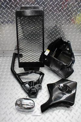 Suzuki Intruder Volusia VL800 2002 parrilla de radiador/bandeja de batería/carenados de cuello R/H  Foto 1 de 4