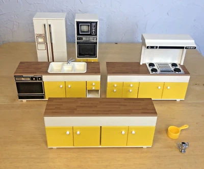 Lote 5 - MCM Tomy Casa de Bonecas Cozinha PIAIA, GELADEIRA, FOGÃO, ARMÁRIOS, Etc Móveis - Imagem 1 de 4