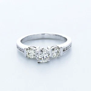 Anillo clásico de tres piedras de oro de 18k con diamantes naturales redondos certificados E-SI1 0,97 quilates E-SI1 - Imagen 1 de 7