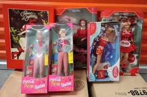 LOTTO 6 Barbie bambola COCA-COLA NRFB picnic estate tubing da collezione - Foto 1 di 20