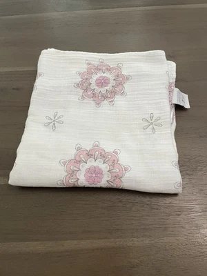 Manta envolvente de muselina Baby’s Aden + Anais - blanca con diseño rosa/gris - 48 X45 Foto 1 de 4