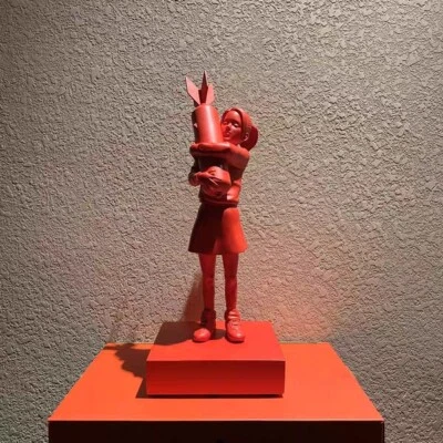 Home & Garden Banksy BombHugger 拥抱和平陶瓷艺术雕像雕塑  — 第 1/3 张图片