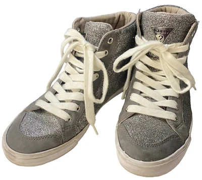 Tenis para mujer GUESS talla 7M plateados brillantes pedrería parte superior alta con cordones S-1 Foto 1 de 4