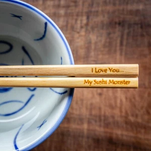 Personalisierte japanische Essstäbchen aus hellem Holz mit Gravur - Bild 1 von 2