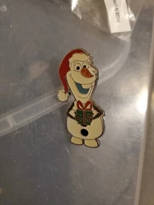 DISNEY PINS  DISNEYLAND PARIS : OLAF FROM FROZEN CHRISTMAS - Picture 1 of 2
