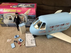 Mattel Vintage 1998 Barbie Flugzeug blau Flugzeug mit Box Zubehör & Pilot - Bild 1 von 19