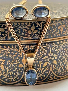 CLASSIC SAPPHIRE PENDANT & EARRINGS SET IN 9CT 9K YELLOW GOLD WITH 18 INCH CHAIN - Picture 1 of 9