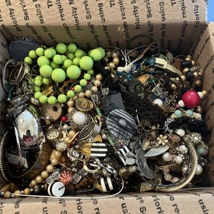 11 Pfund Pfund verworrener Schmuck Vintage modern viel Gebrauchsspuren Trödel! Repurposed Fix Reed! - Bild 1 von 10