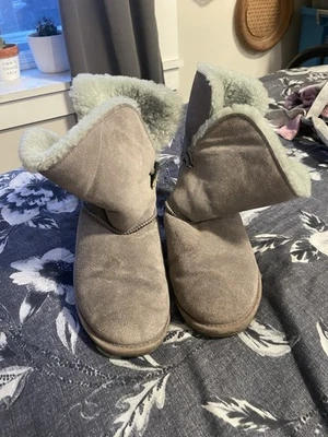 womens bearpaw boots size 9 - Image 1 of 4