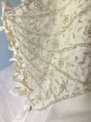 Hecho a pedido Vestido de novia de diseñador con cuentas y falda de organza en capas, crinolina Foto 1 de 4