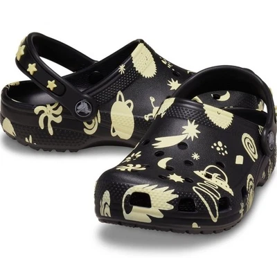 Zueco Crocs Classic Brilla en la Oscuridad Espacio K (210355-001) - Talla J2 Nuevo sin Etiquetas Foto 1 de 4