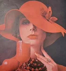 1961 Gilbey's Vodka Smart glatte temperamentvolle Damenmütze roter Apfel Vintage Druck Anzeige - Bild 1 von 2