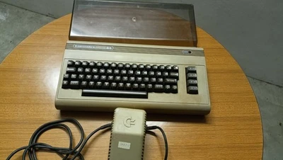 Commodore C64, Modello Biscottone + Copri Tastiera,  Alimentatore e Cavo RF - Immagine 1 di 4
