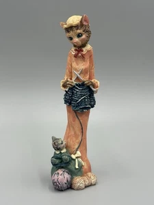 Statuina vintage in maglia gattino gatto che aiuta la madre con Yorn decorazione 6" - Foto 1 di 8